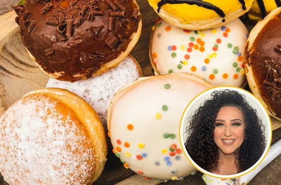 תמונת מופע: ״סביב השולחן״ - סופגניות שחיתות